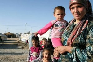 M&uuml;lteci kadınlar kampta elbiseleriyle yıkanıyor