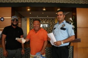 Otel g&ouml;revlisi 11 bin TL'yi sahibine teslim etti