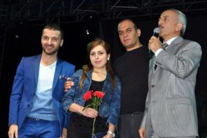&Uuml;nl&uuml; şarkıcı sahnede kız istedi