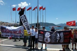 Kıdemli Albay Sarı 'sessiz &ccedil;ığlık' eyleminde