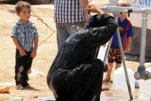 M&uuml;lteci kadınlar elbiseleriyle banyo yapıyor