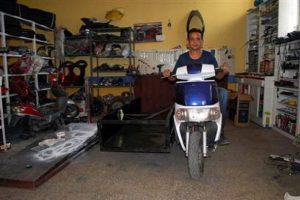 Motosikletine geri vites yaptı
