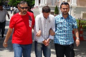 Ailesini g&ouml;rmeye gelince yakalandı