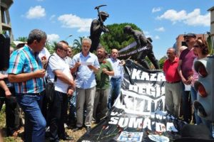 Soma'da &ouml;len madencilere karanfilli anma