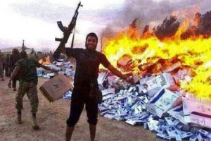 IŞİD sigara paketlerini imha ederek şov yaptı