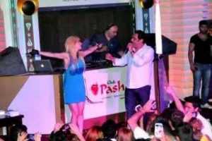 Hande Yener sahnede kan ter i&ccedil;inde kaldı