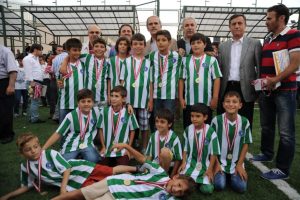 Başkan Altepe minik futbolcuları &ouml;d&uuml;llendirdi