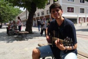Bursalı m&uuml;zisyene Zabıta'dan &ouml;nce ceza sonra dayak