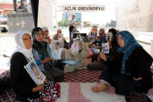 Eylem yapan aileler Başbakan ile g&ouml;r&uuml;şecek