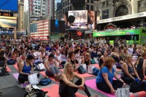Times Meydanı'nda yoga zamanı
