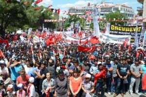 Binler Soma i&ccedil;in y&uuml;r&uuml;d&uuml;