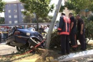 Otomobil elektrik direğine &ccedil;arptı: 1 &ouml;l&uuml;
