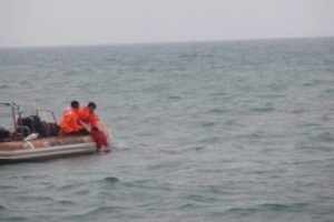 Denize giren 2 kız kardeşten biri &ouml;ld&uuml;