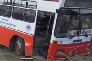 Halk otob&uuml;s&uuml; şarampole u&ccedil;tu: 12 yaralı
