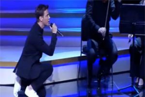 Ebru Şallı Sinan Ak&ccedil;ıl'a diz &ccedil;&ouml;kt&uuml;rd&uuml;