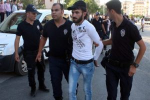 Lin&ccedil; edilmekten polis kurtardı