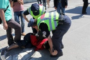 13 polis yaralandı