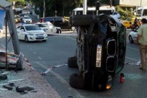 &Ccedil;ocuklar taşladı, gelin arabası kaza yaptı!