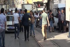 İstiklal Caddesi'ni elinde jiletle birbirine kattı