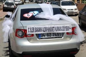 Gelin arabasında g&uuml;ld&uuml;ren yazı