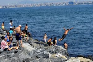 Dalga ve r&uuml;zgar varken denize girmeyin!