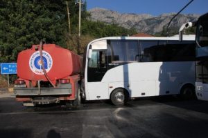 İtfaiye aracı servis otob&uuml;s&uuml;yle &ccedil;arpıştı: 12 yaralı