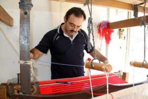 D&uuml;nyanın en uzun kilimini dokuyor