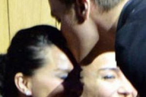 Sinan Ak&ccedil;ıl'dan Ebru Şallı'yı duygulandıran &ouml;p&uuml;c&uuml;k...