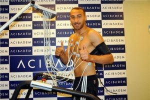 Cenk Tosun sağlık kontrol&uuml;nden ge&ccedil;ti