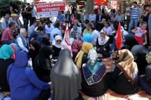 Eylem yapan ailelerden kritik karar!