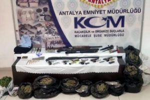 Silahlı su&ccedil; &ouml;rg&uuml;t&uuml;ne darbe