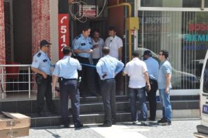Evden gelen k&ouml;t&uuml; koku harekete ge&ccedil;irdi ve...