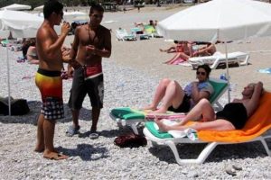 Fethiye'de plaj tahliyesinde ilgin&ccedil; g&ouml;r&uuml;nt&uuml;ler