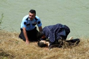 Akıntıya kapılan &ccedil;ocuk kalp masajıyla hayata d&ouml;nd&uuml;