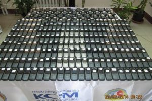 Otob&uuml;ste 326 ka&ccedil;ak cep telefonu ele ge&ccedil;irildi