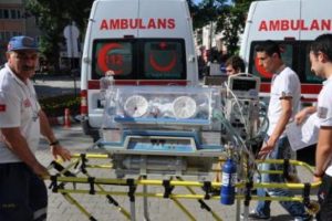 Solunum sıkıntısı &ccedil;eken ikiz bebekler Bursa'ya sevk edildi
