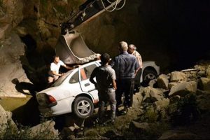 5 metreden d&uuml;şen otomobil kep&ccedil;eyle &ccedil;ıkarıldı