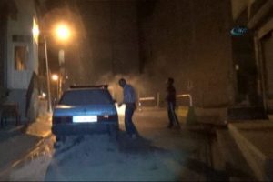 Yanan otomobile balkondan hortumla m&uuml;dahale