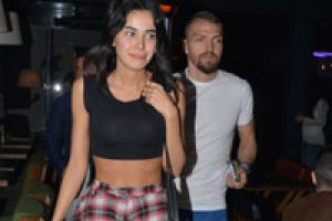 Caner Erkin eşine &ouml;yle bir hediye aldı ki!