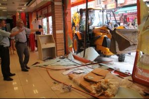 D&uuml;kkana kep&ccedil;eyle daldı! Nedeni ise...