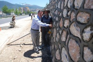 Başkan yol inşaatında &ccedil;alıştı