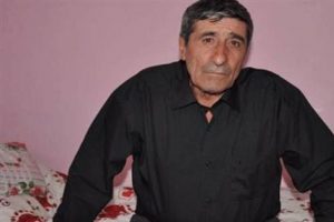 Boğazına ka&ccedil;an sineği &ouml;ld&uuml;rmek i&ccedil;in bakın ne yaptı?