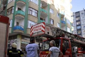 İcra memurlarına direnen kadın evini ateşe verdi