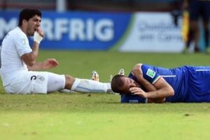 Suarez yine rakibini ısırdı!