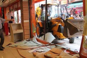 Kiracıyı &ccedil;ıkaramayınca iş yerinin camlarını dozerle kırdırdı