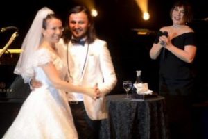Sezen Aksu'dan gelin ve damada jest