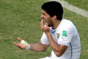 Suarez'den şaka gibi savunma!