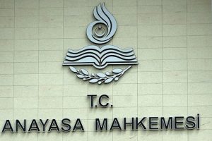 AYM baş&ouml;rt&uuml;s&uuml;yle duruşmaya alınmayan avukatı haklı buldu