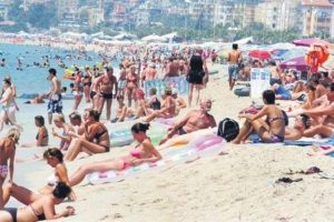 Erkek ve kadın ayrı yerlerde denize girmeli
