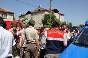 Bursa'da olaylı yıkım: 2 yaralı, 3 g&ouml;zaltı
